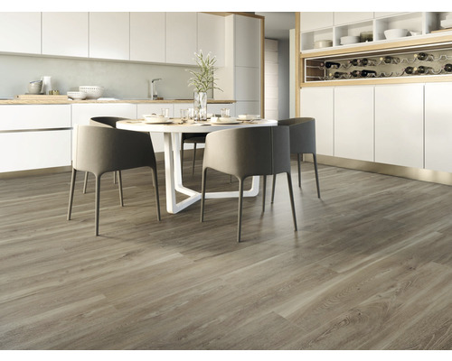 Lichte keuken met eettafel en houten vloer