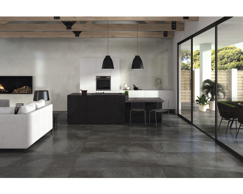 Moderne woonkamer met grijze vloertegels, open keuken en toegang tot de tuin