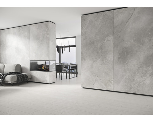 Moderne woonkamer met open haard en wandbekleding in steenlook.