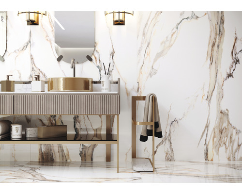 Moderne badkamer met wastafel, ronde opzetwastafel, handdoekenrek en marmeren tegels