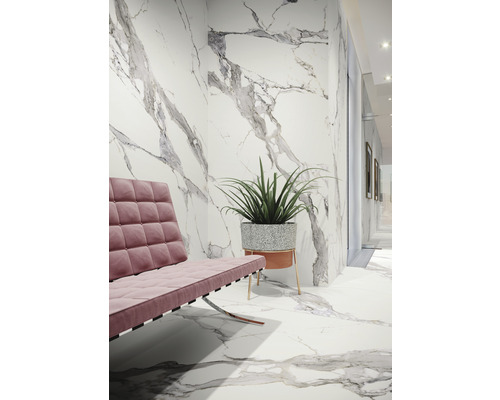 Kameroverzicht met wand- en vloertegels in marmerlook, fauteuil en potplant