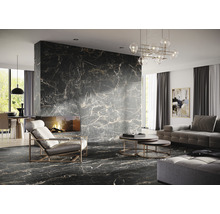 Woonkamer met vloer- en wandtegels in marmerlook, fauteuil, bank, salontafel en open haard
