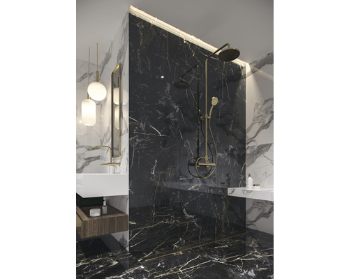 Badkamer met marmeren wanden, douche en wastafel