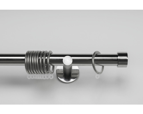 Gordijnroede van metaal met gordijnringen en steunen