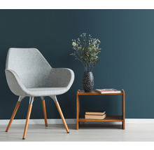 Kameroverzicht met fauteuil, tafel en decoratie