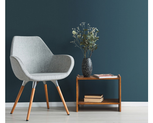 Kameroverzicht met fauteuil, tafel en decoratie