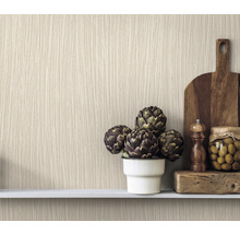 Wanddecoratie met lichte houtvezelbehang en decoraties