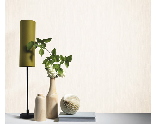 Licht, gestructureerd behang in slaapkamer met lamp, vazen en decoratie