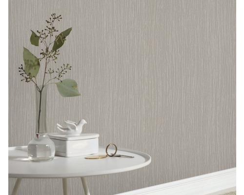 Close-up van licht gestructureerd behang met tafel en decoratie