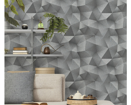 Woonkamer met geometrisch behang met een driedimensionale look, plank en decoratie