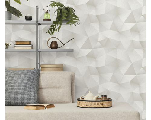 Woonkamer met geometrisch behang, plank en decoraties