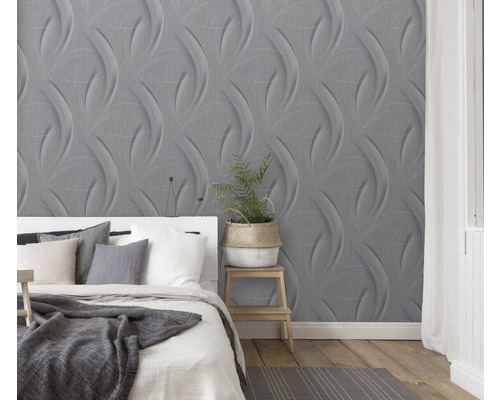 Slaapkamer met grijs driedimensionaal behang en wit bed