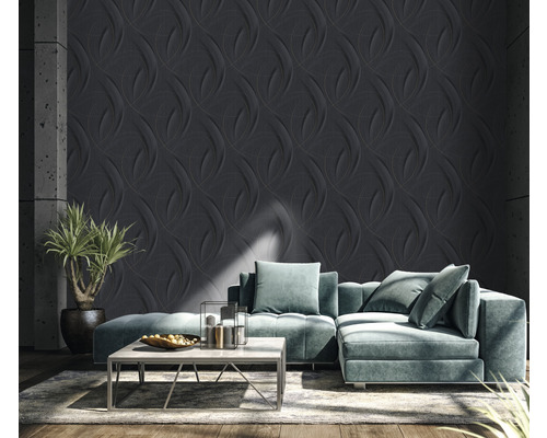 Woonkamer met donker designbehang, bank en salontafel