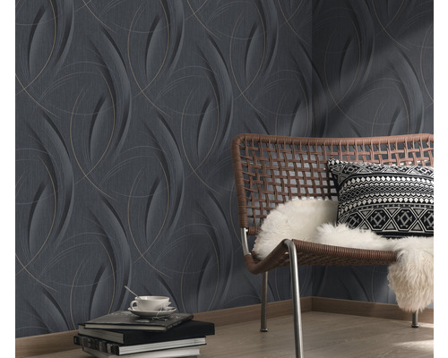 Decoratieve wanddecoratie met een donker behang en een grafisch patroon in een woonkamer.