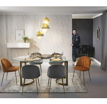 Eetkamer met ovale glazen tafel, stoelen met fluwelen bekleding, hanglamp met glazen bollen en structuurbehang
