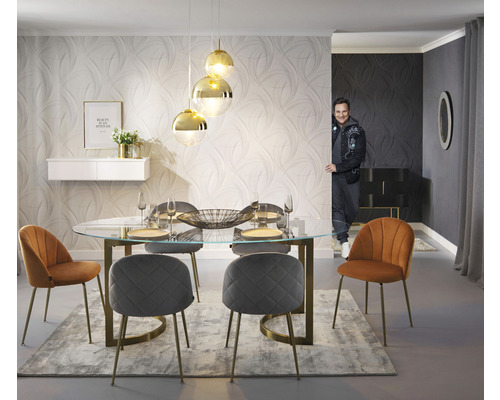 Eetkamer met ovale glazen tafel, stoelen met fluwelen bekleding, hanglamp met glazen bollen en structuurbehang