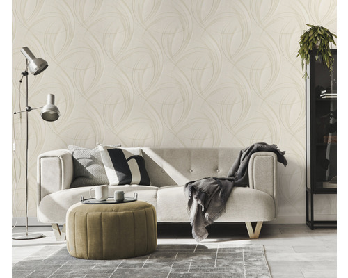 Woonkamer met bank, tapijt, staande lamp en behang met abstract patroon voor een lichte en vriendelijke sfeer.