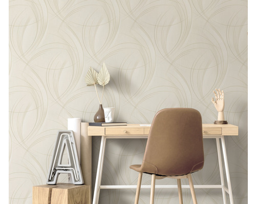 Scène met patroonbehang, bureau en stoel.