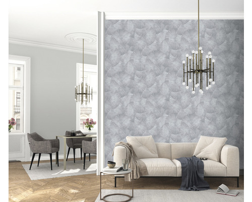 Lichte woonkamer met bank, tafel, stoelen, lamp en behang met patroon