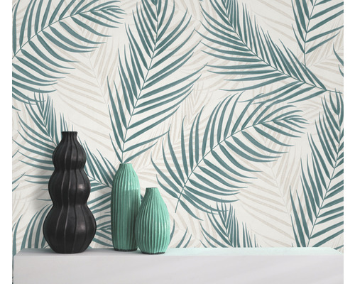 Decoratief behang met palmmotief en vazen op een plank