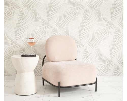 Scène met een fauteuil, een bijzettafel, een cocktail en een patroonbehang