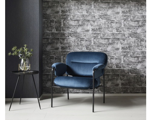 Scène met blauwe fluwelen fauteuil, bijzettafel met bloemenvaas en behang metselwerk