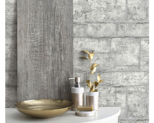 Badkamerstilleven met houten paneel en behang met baksteenmotief