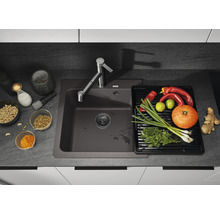 Spoelbak van composietmateriaal met afdruiprek, kraan en verse ingrediënten