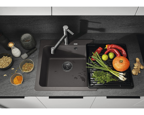 Spoelbak van composietmateriaal met afdruiprek, kraan en verse ingrediënten