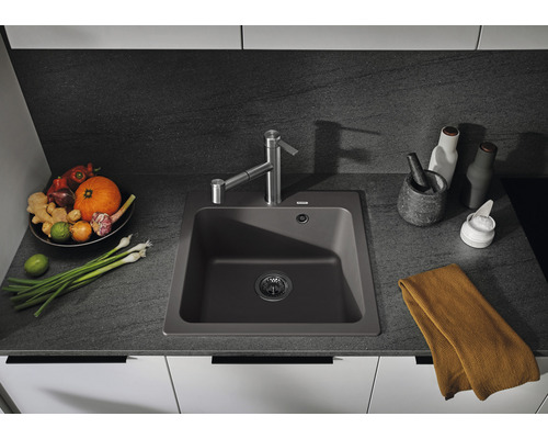 Keukenscène met spoelbak, kraan en diverse keukengerei