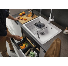 Keukenspoelbak met afvalscheidingssysteem onder de spoelbak, zeef en afdruiprek