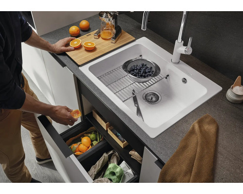 Keukenspoelbak met afvalscheidingssysteem onder de spoelbak, zeef en afdruiprek