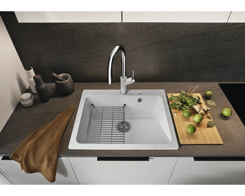 Spoelbak met afdruiprek en kraan op een aanrecht