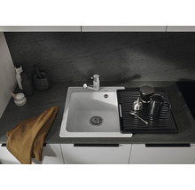 Keukenscène met gootsteen, afdruiprek en kraan op een aanrechtblad