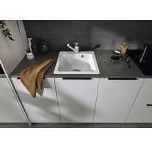 Keukenspoelbak met kraan in een modern keukenontwerp.