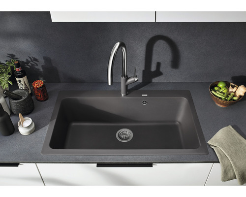 Spoelbak met kraan op aanrecht