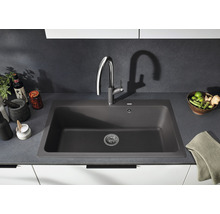 Spoelbak met kraan op een aanrechtblad