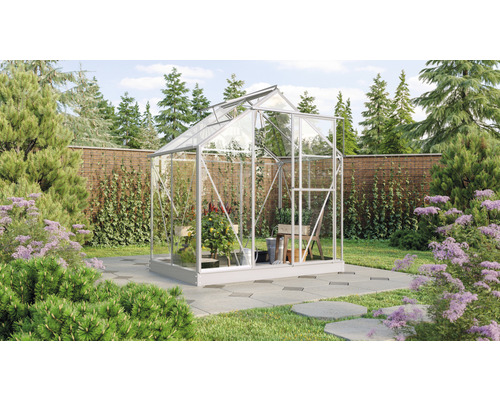 Tuinkas met planten en tuingereedschap in de tuin