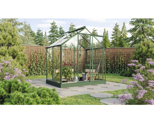 VITAVIA Tuinkas Triton 2500 veiligheidsglas 3 mm smaragd, 198x131x207 cm Glazen kas in een tuin met planten en bomen.
