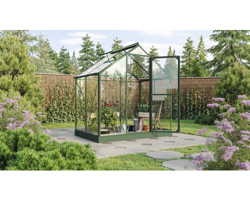 Kas met planten in de tuin
