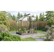 Tuinkas met planten in de tuin