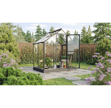 Tuinkas met planten in de tuin