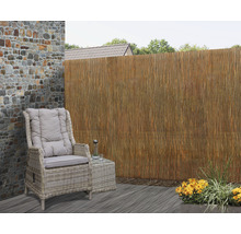 Terrasscène met rotanmeubels en rietmat als privacyscherm