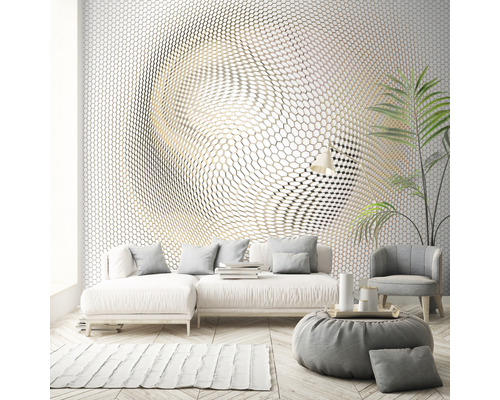 Woonkamer met bank, stoel, kamerplant en wandbekleding met geometrisch patroon