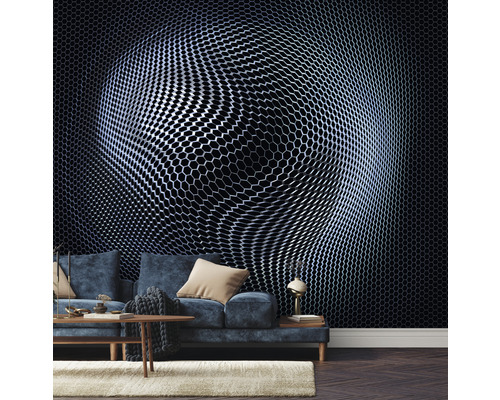 Woonkamer met een wandbehang met honingraatmotief achter een bank