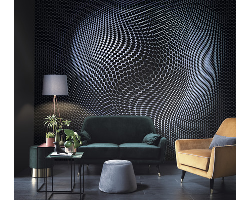 Decoratieve woonkamer met grafisch behang, bank, fauteuil en staande lamp.