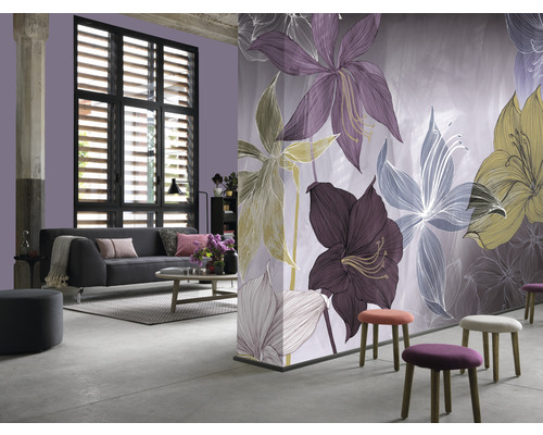 Woonkamer met bank, tafel en bloemenbehang voor een lichte en vriendelijke sfeer