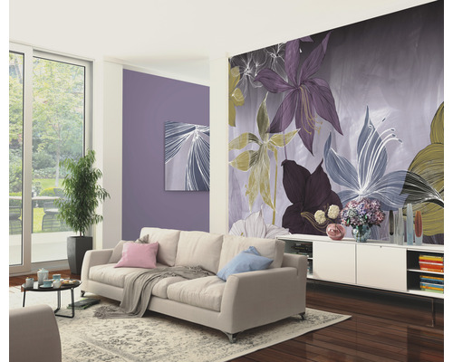 Woonkamer met bank, dressoir en bloemenbehang