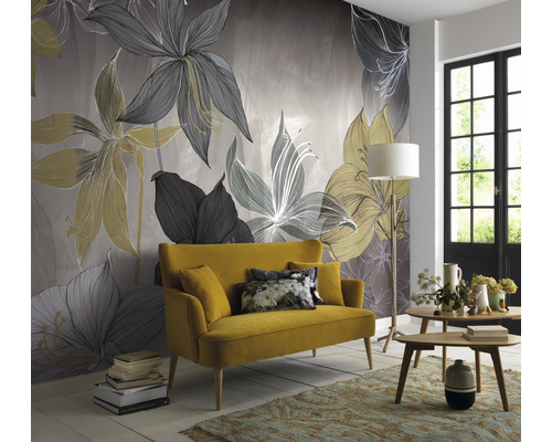 Woonkamer met bloemenbehang van vlies, gele bank en houten tafel