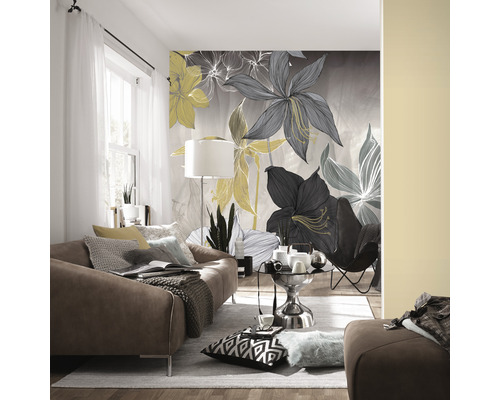 Woonkamer met bruine bank, tapijt, vloerlamp en fotobehang met bloemmotief